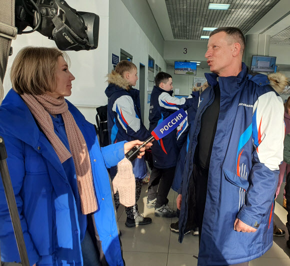 9일(현지시간) 러시아 극동 연해주 블라디보스토크 국제공항에서 현지 언론이 북한 관광에 나서는 단체관광객을 인터뷰하고 있다.2024.2.9 연합뉴스