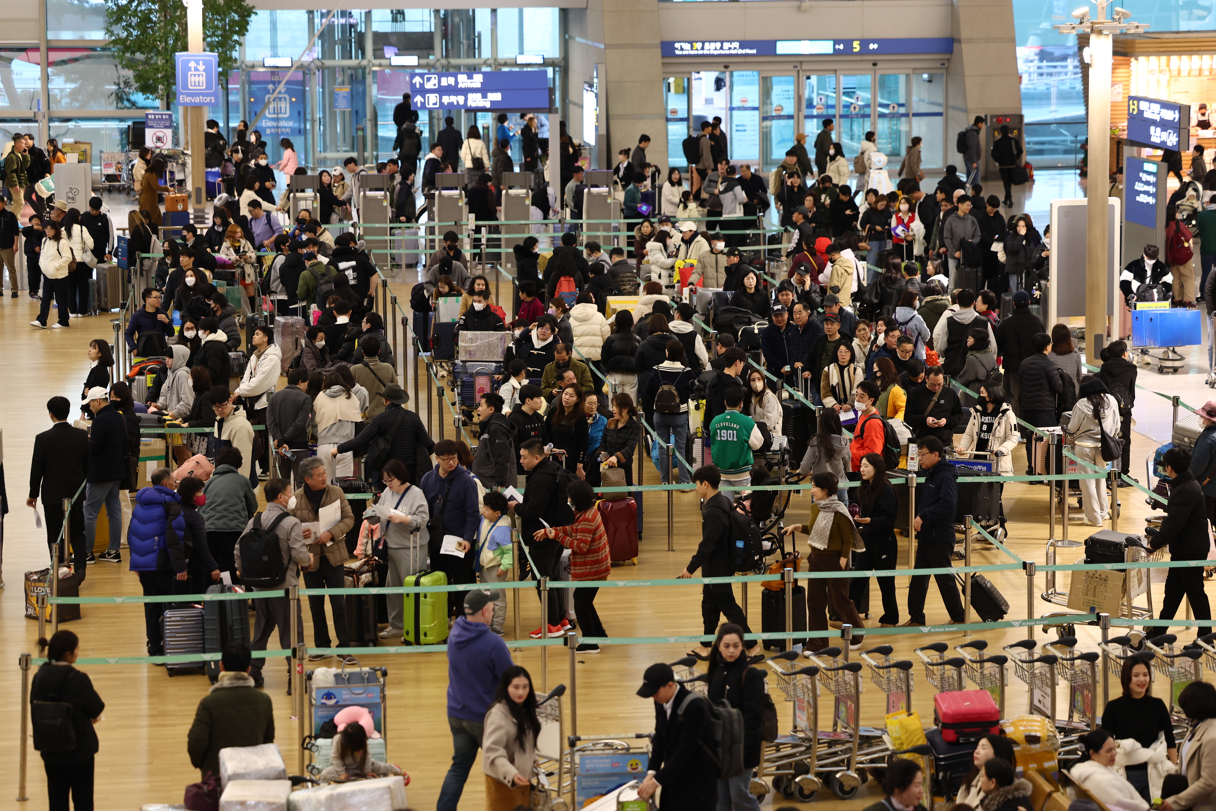 설 명절 연휴 앞두고 북적이는 인천공항