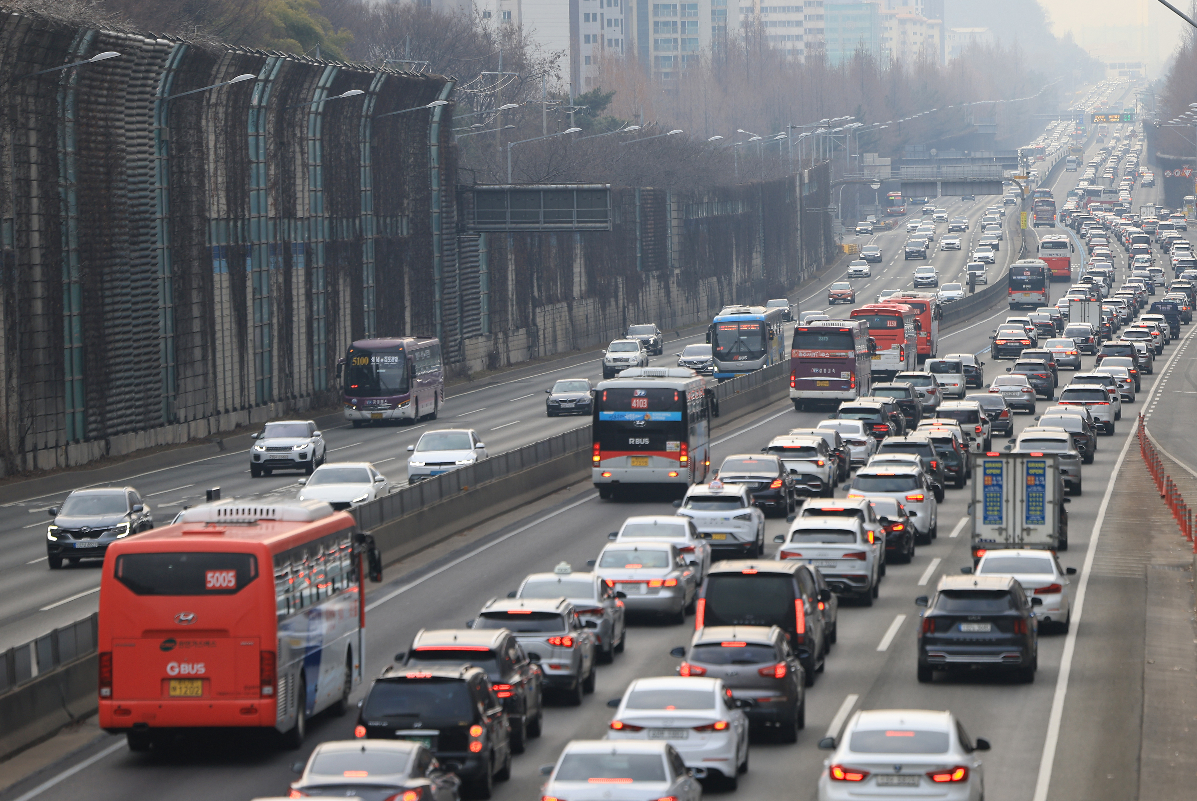 설날인 10일 경부고속도로 서울 잠원IC 인근 하행선이 정체를 빚고 있는 모습. 연합뉴스