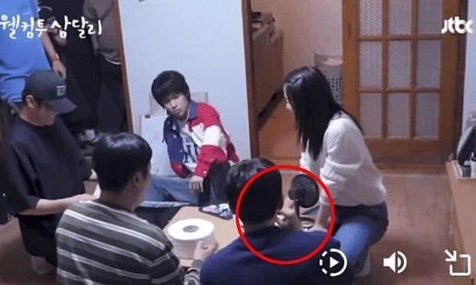 JTBC 드라마 ‘웰컴투 삼달리’ 메이킹 영상.  실내 촬영장에서 전자담배를 들고 있는 지창욱의 모습. 유튜브 영상 캡처