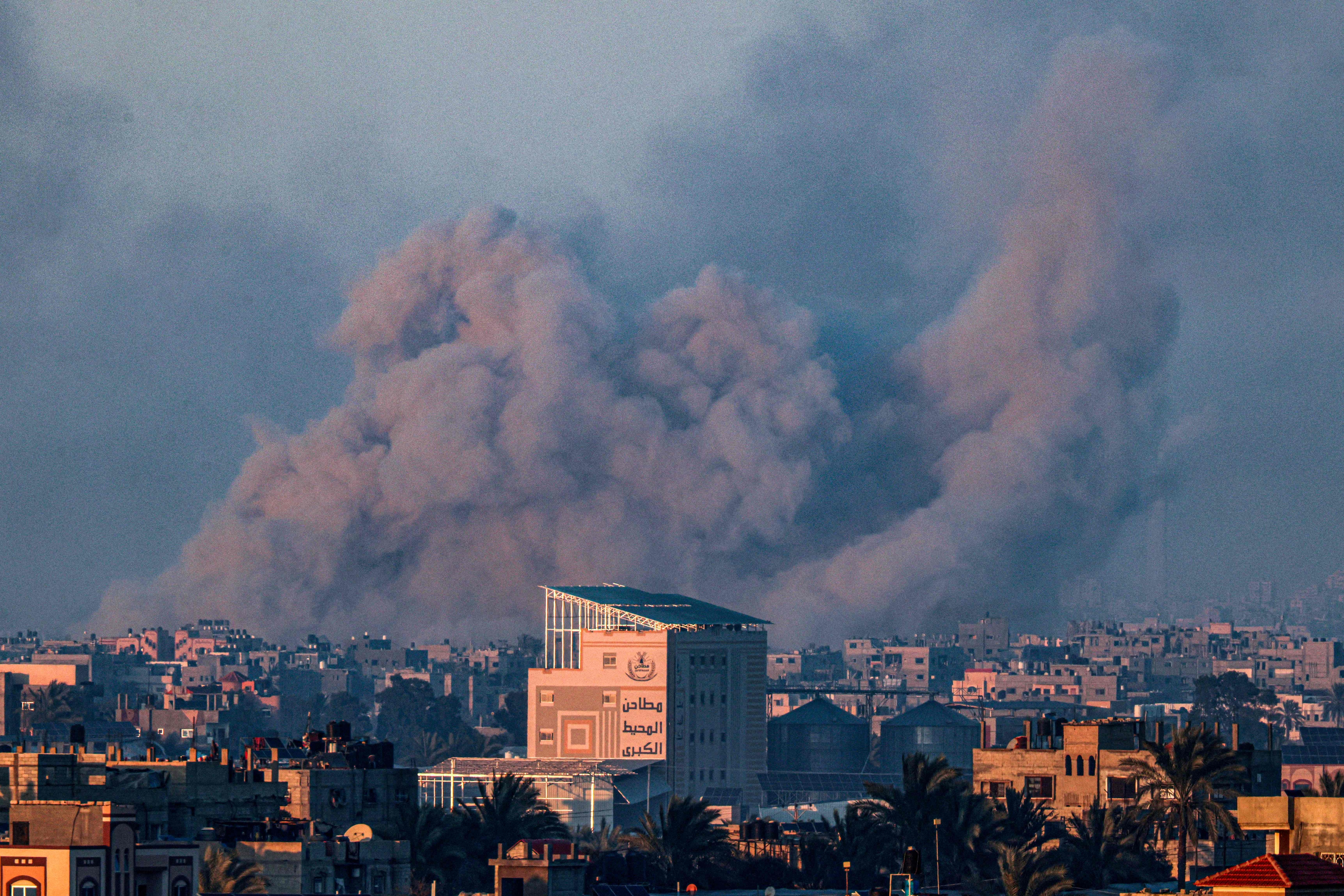 10일(현지시간) 이스라엘이 대규모 공습을 한 팔레스타인 가자지구 남부 라파에 검은 연기가 피어오르고 있다. 라파 AFP 연합뉴스