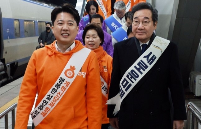 이낙연(오른쪽) 개혁신당 공동대표와 이준석 공동대표가 지난 9일 서울 용산역에서 함께 이동하고 있다. 연합뉴스