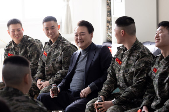 해병대원들과 대화하는 윤석열 대통령