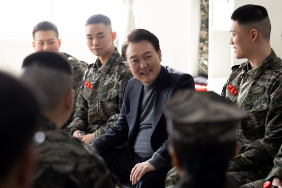 해병대원들과 대화하는 윤석열 대통령
