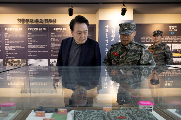 해병 청룡부대 역사관 둘러보는 윤석열 대통령