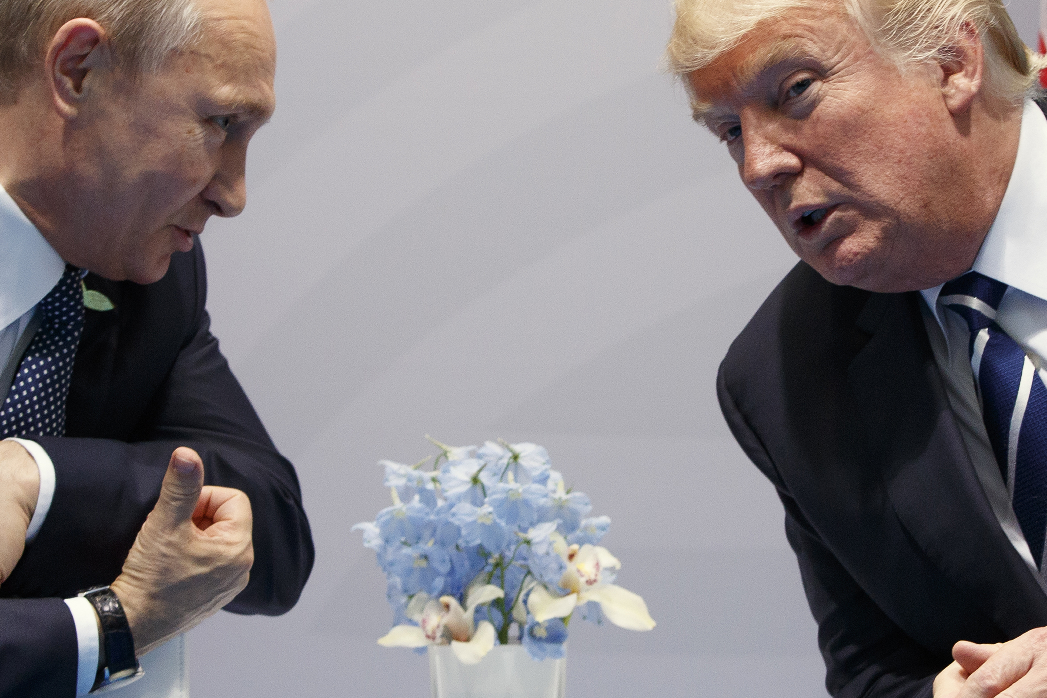 2017년 7월 7일 금요일 독일 함부르크에서 열린 G20 정상회의에서 마주한 도널드 트럼프(오른쪽) 당시 미국 대통령과 블라디미르 푸틴 러시아 대통령.  AP 연합뉴스