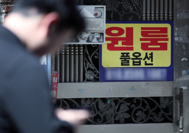 서울 동작구 흑석동 중앙대학교 인근 원룸 앞으로 학생 등이 지나고 있다. 2023.4.12 뉴스1