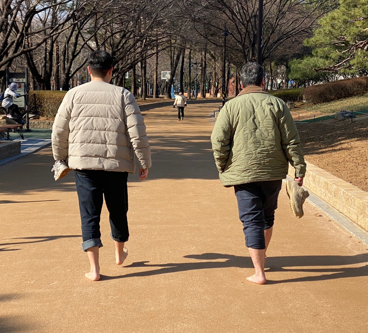 김해 연지공원 내 마사토 산책로. 시민들이 맨발로 산책로를 걷고 있다. 2024.2.12. 김해시 제공