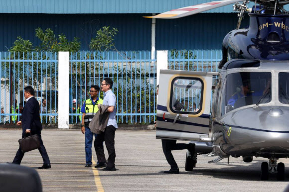이재용 삼성전자 회장이 설 연휴 첫날인 지난 9일 말레이시아에 도착, 헬기를 타고 스름반 삼성SDI 생산법인을 방문하고 있다. 이 회장은  현지 사업 현황을 보고받고 배터리 1공장 생산 현장과 2공장 건설 현장을 살펴봤다. 2024.2.12  삼성 제공