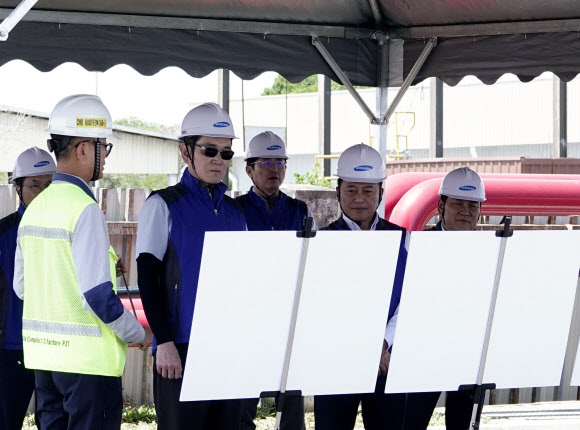 삼성전자는 이재용 회장이 첫 해외 출장지로 지난 9일 말레이시아 스름반(Seremban)을 찾아 배터리 사업을 점검했다고 12일 밝혔다. 사진은 이재용 회장이 말레이시아 스름반 SDI 생산법인 2공장을 방문해 관계자로부터 현황을 보고받는 모습. 2024.2.12  삼성전자 제공
