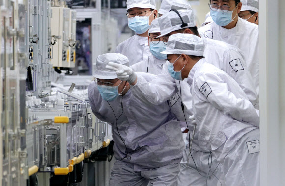 삼성전자는 이재용 회장이 첫 해외 출장지로 지난 9일 말레이시아 스름반(Seremban)을 찾아 배터리 사업을 점검했다고 12일 밝혔다. 사진은 이재용 회장이 말레이시아 스름반 SDI 생산법인 1공장을 점검하는 모습. 2024.2.12  삼성전자 제공