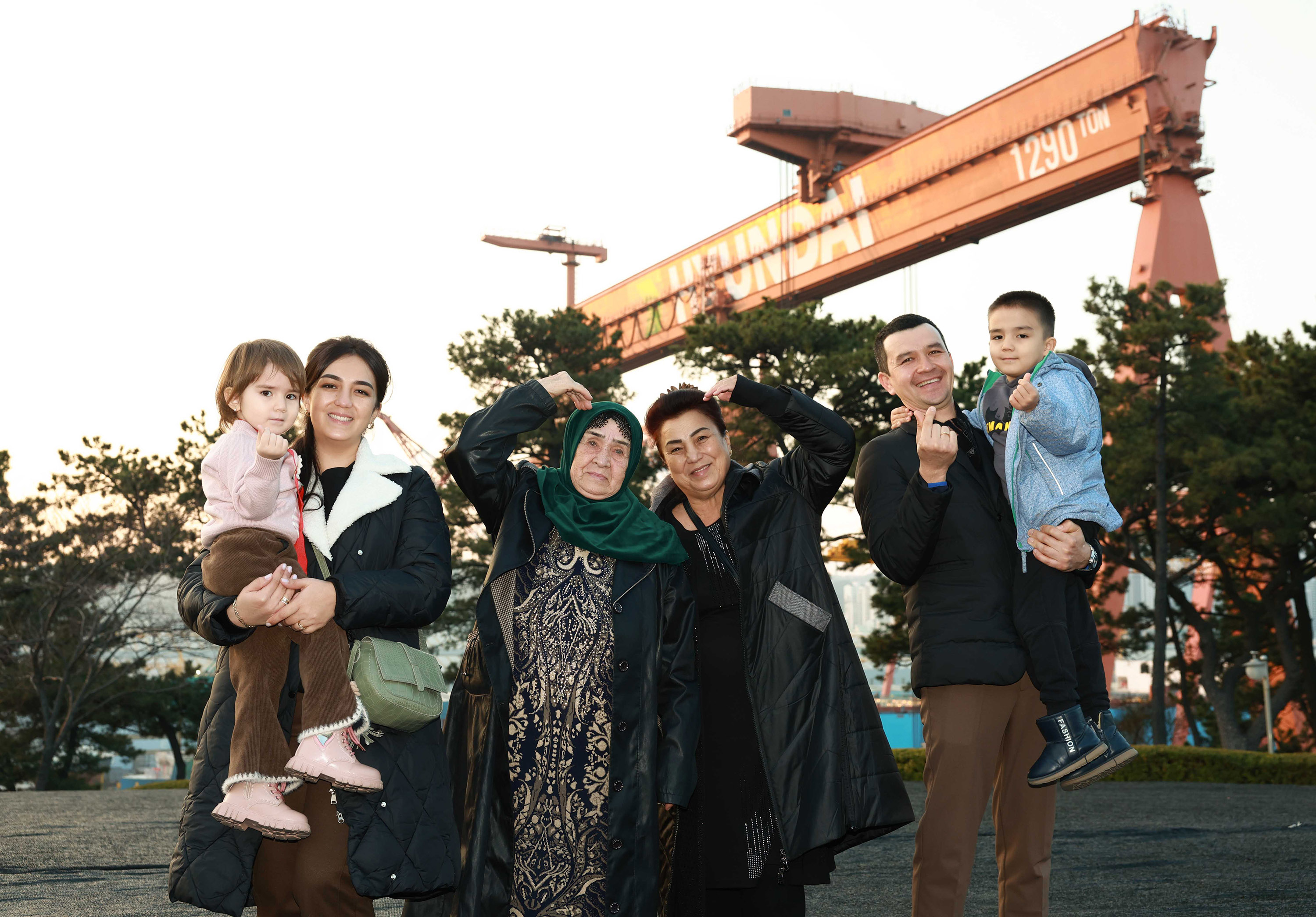 지난해 12월 28일 HD현대중공업 사내협력업체에 근무하는 우즈베키스탄 근로자 가족들이 HD현대중공업 초청으로 한국을 방문했다. 연합뉴스
