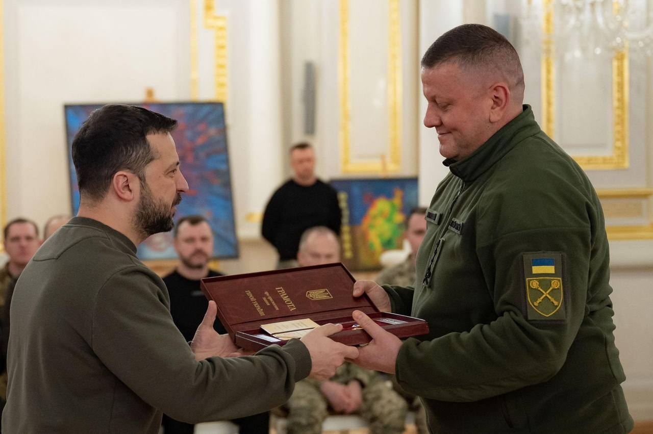 볼로디미르 젤렌스키(왼쪽) 우크라이나 대통령은 8일(현지시간) 발레리 잘루즈니(오른쪽) 우크라이나군 총사령관을 전격 경질했다. 사진은 이날 젤렌스키 대통령이 잘루즈니 총사령관에 ‘영웅 메달’을 수여하는 모습. 우크라군 신임 총사령관 올렉산드르 시르스키 텔레그램