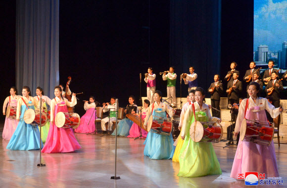 김정일 북한 국방위원장 생일 82주년을 맞아 평양에서 개막된 인민예술축전 첫 공연이 지난 12일 평양에서 열렸다고 조선중앙통신이 13일 보도했다. 2024.2.13  평양 조선중앙통신·연합뉴스