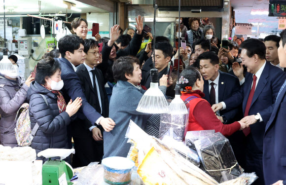 윤석열 대통령이 13일 오후 부산 동래구 동래시장을 찾아 상인 및 시민들과 대화하고 있다. 2024.2.13  연합뉴스