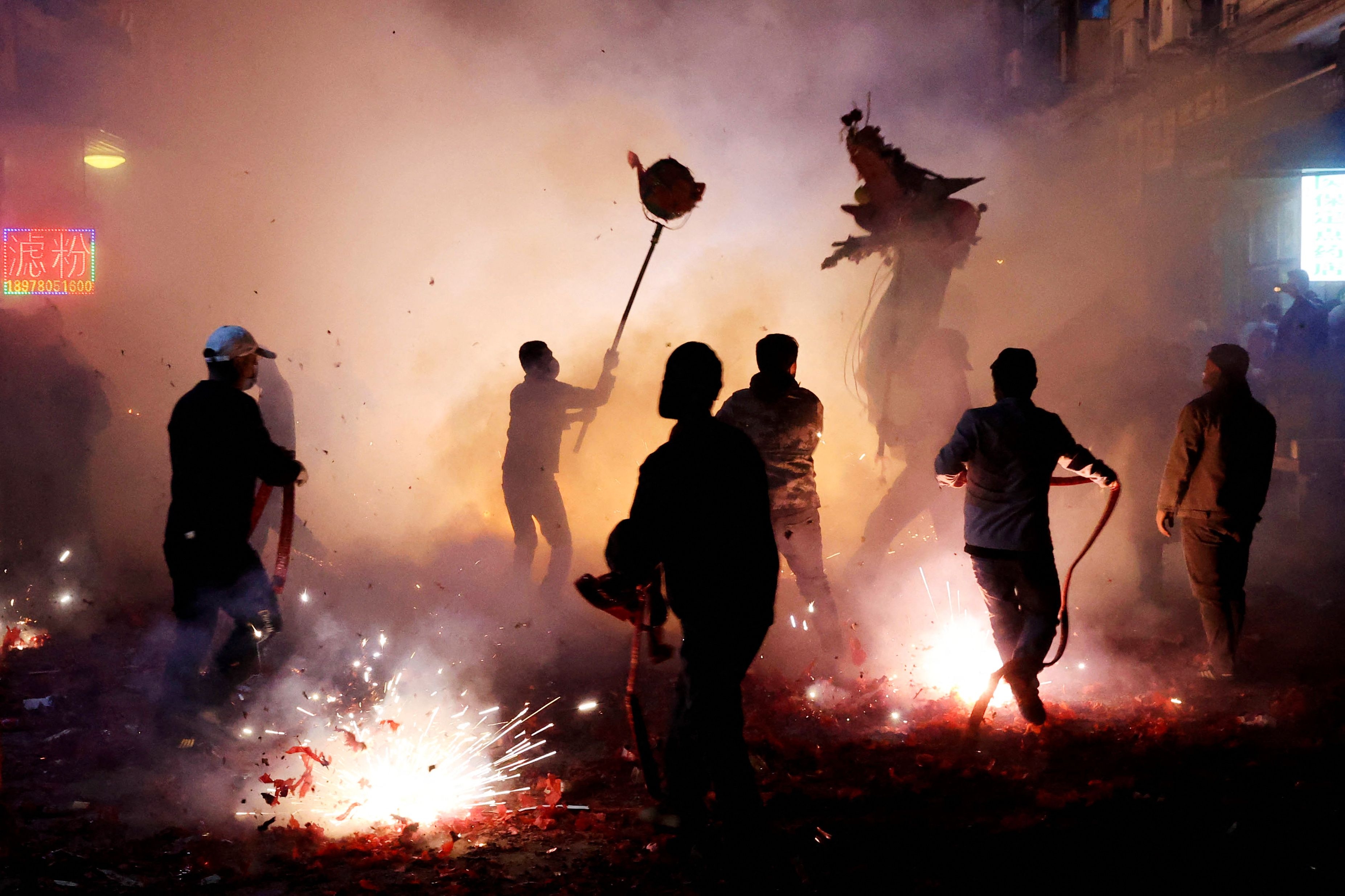 춘제(중국 설) 기간인 12일 중국 구이저우성에서 불꽃놀이가 펼쳐지고 있다. 2024.2.12 AFP 연합뉴스