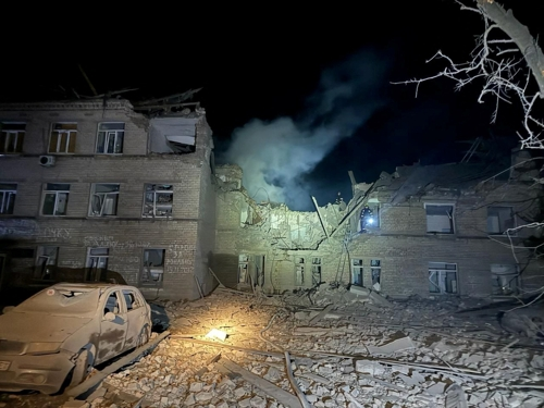 14일(현지시간) 새벽 우크라이나 동부 도네츠크주 셀리도베의 병원이 러시아 미사일에 피격돼 크게 부서졌다. 셀리도베 로이터 연합뉴스