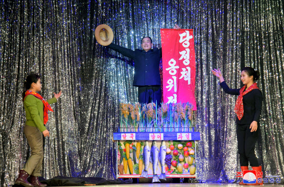 제2차 광명성절(김정일 생일·2월 16일) 경축 인민예술축전이 평양에서 연일 진행되고있다고 조선중앙통신이 14일 보도했다. 성, 중앙기관 일꾼들, 평양시 안의 근로자, 청년학생들이 공연을 관람했다. 2024.2.14. 평양 조선중앙통신·연합뉴스