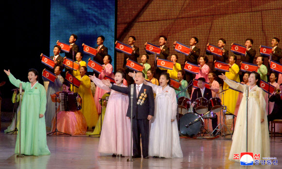 제2차 광명성절(김정일 생일·2월 16일) 경축 인민예술축전이 평양에서 연일 진행되고있다고 조선중앙통신이 14일 보도했다. 성, 중앙기관 일꾼들, 평양시 안의 근로자, 청년학생들이 공연을 관람했다. 2024.2.14. 평양 조선중앙통신·연합뉴스