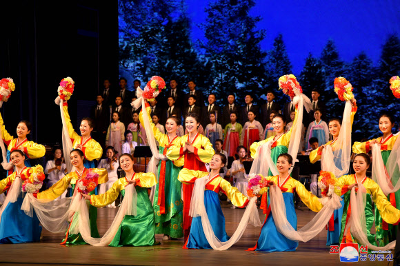 제2차 광명성절(김정일 생일·2월 16일) 경축 인민예술축전이 평양에서 연일 진행되고있다고 조선중앙통신이 14일 보도했다. 성, 중앙기관 일꾼들, 평양시 안의 근로자, 청년학생들이 공연을 관람했다. 2024.2.14. 평양 조선중앙통신·연합뉴스