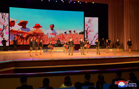 제2차 광명성절(김정일 생일·2월 16일) 경축 인민예술축전이 평양에서 연일 진행되고있다고 조선중앙통신이 14일 보도했다. 성, 중앙기관 일꾼들, 평양시 안의 근로자, 청년학생들이 공연을 관람했다. 2024.2.14. 평양 조선중앙통신·연합뉴스