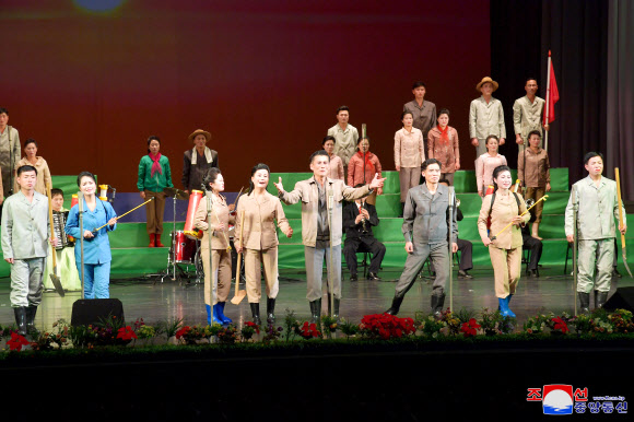 제2차 광명성절(김정일 생일·2월 16일) 경축 인민예술축전이 평양에서 연일 진행되고있다고 조선중앙통신이 14일 보도했다. 성, 중앙기관 일꾼들, 평양시 안의 근로자, 청년학생들이 공연을 관람했다. 2024.2.14. 평양 조선중앙통신·연합뉴스