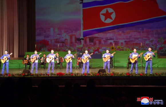 제2차 광명성절(김정일 생일·2월 16일) 경축 인민예술축전이 평양에서 연일 진행되고있다고 조선중앙통신이 14일 보도했다. 성, 중앙기관 일꾼들, 평양시 안의 근로자, 청년학생들이 공연을 관람했다. 2024.2.14. 평양 조선중앙통신·연합뉴스