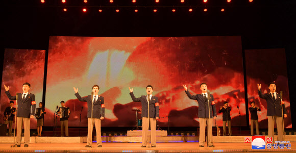 제2차 광명성절(김정일 생일·2월 16일) 경축 인민예술축전이 평양에서 연일 진행되고있다고 조선중앙통신이 14일 보도했다. 성, 중앙기관 일꾼들, 평양시 안의 근로자, 청년학생들이 공연을 관람했다. 2024.2.14. 평양 조선중앙통신·연합뉴스