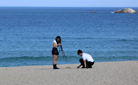 ‘영상 20도’ 경포해변의 봄 풍경