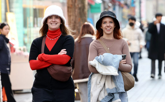 포근한 날씨에 가벼운 옷차림 한 외국인 관광객들