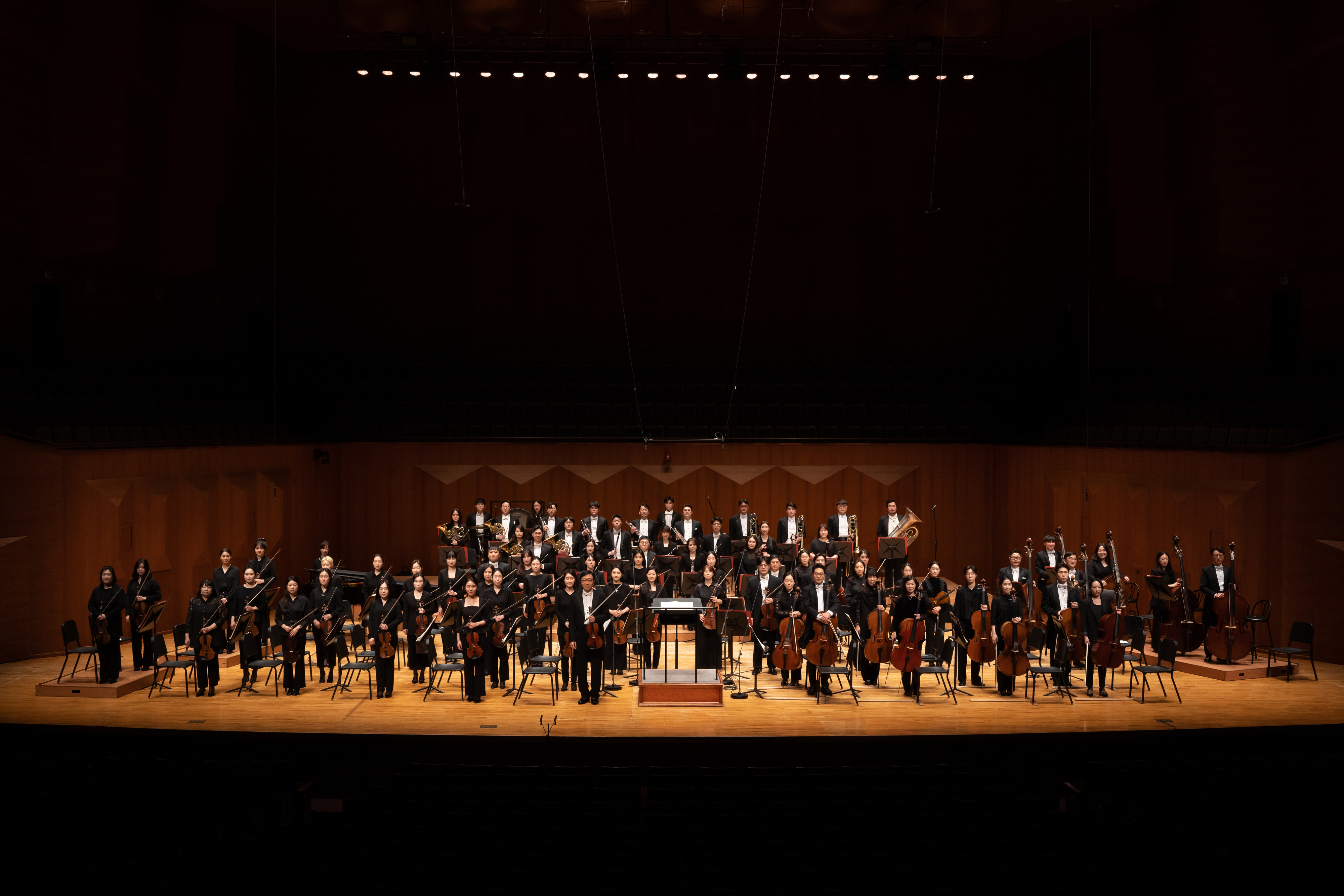 오는 28일 서울 송파구 롯데콘서트홀에서 열리는 서울신문 창간 120주년 기념 ‘2024 봄날음악회’ 무대 주역들. 전문 교향악단인 군포 프라임필하모닉 오케스트라를 만날 수 있다. 서울신문DB