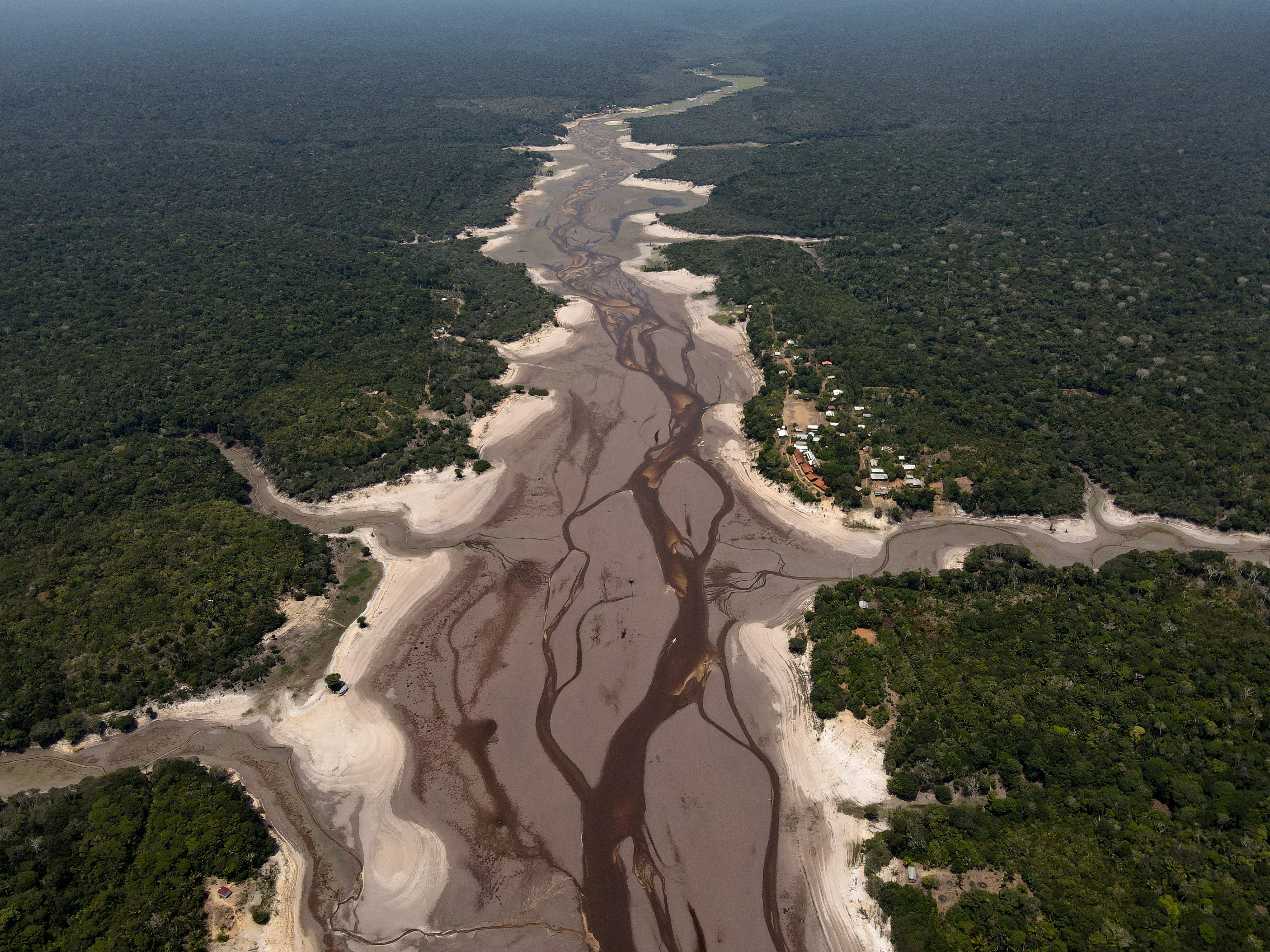 2023년 10월 7일(현지시간) 브라질 아마조나스주 이란두바의 리오 네그로 강이 가뭄 영향으로 말라 있다. 로이터 연합뉴스 자료사진