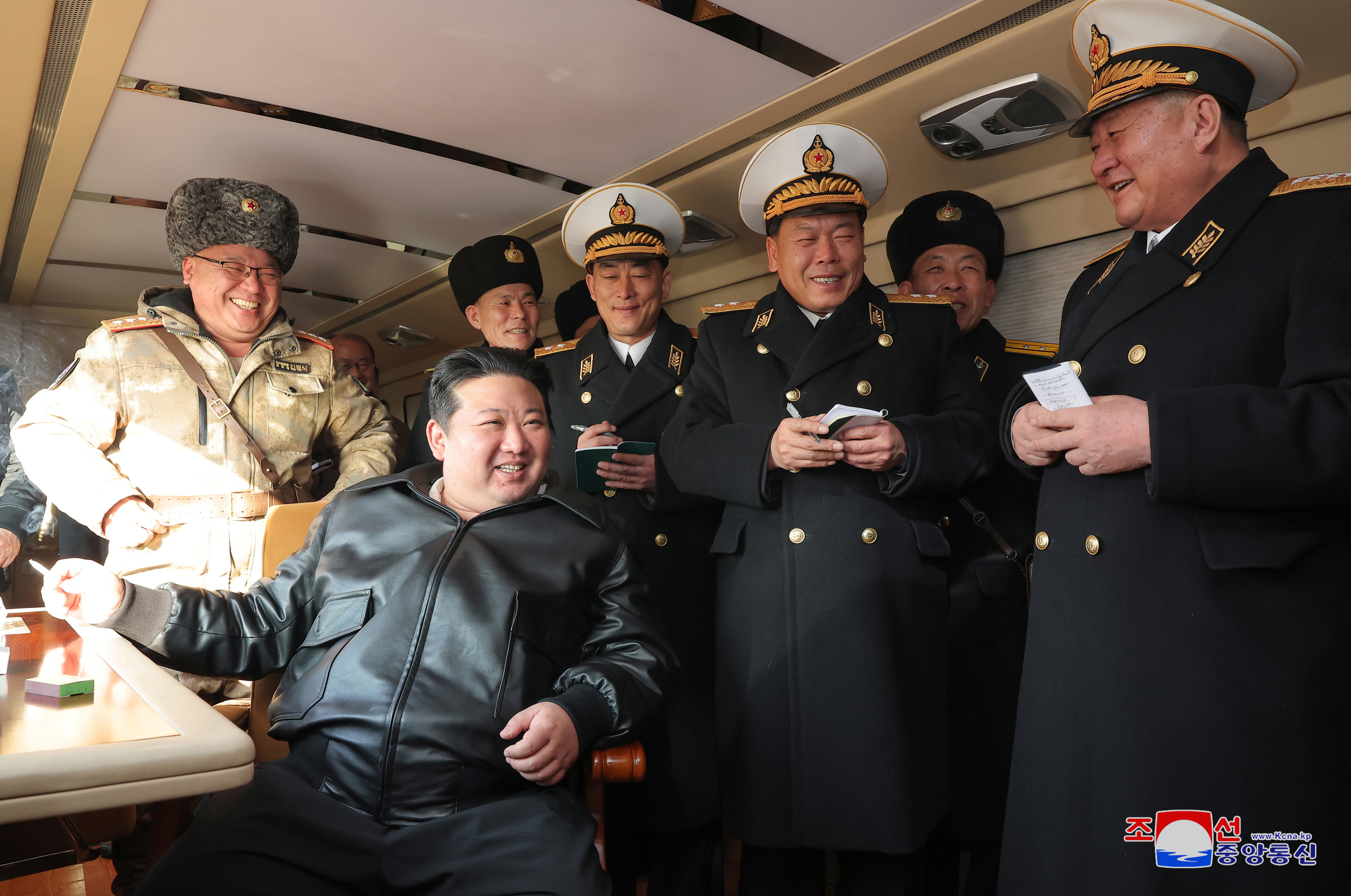 김정은 북한 국무위원장이 지난 14일 신형 대함순항미사일 ‘바다수리-6형’ 검수사격 시험을 지도했다고 조선중앙통신이 15일 보도했다. 조선중앙통신·연합뉴스