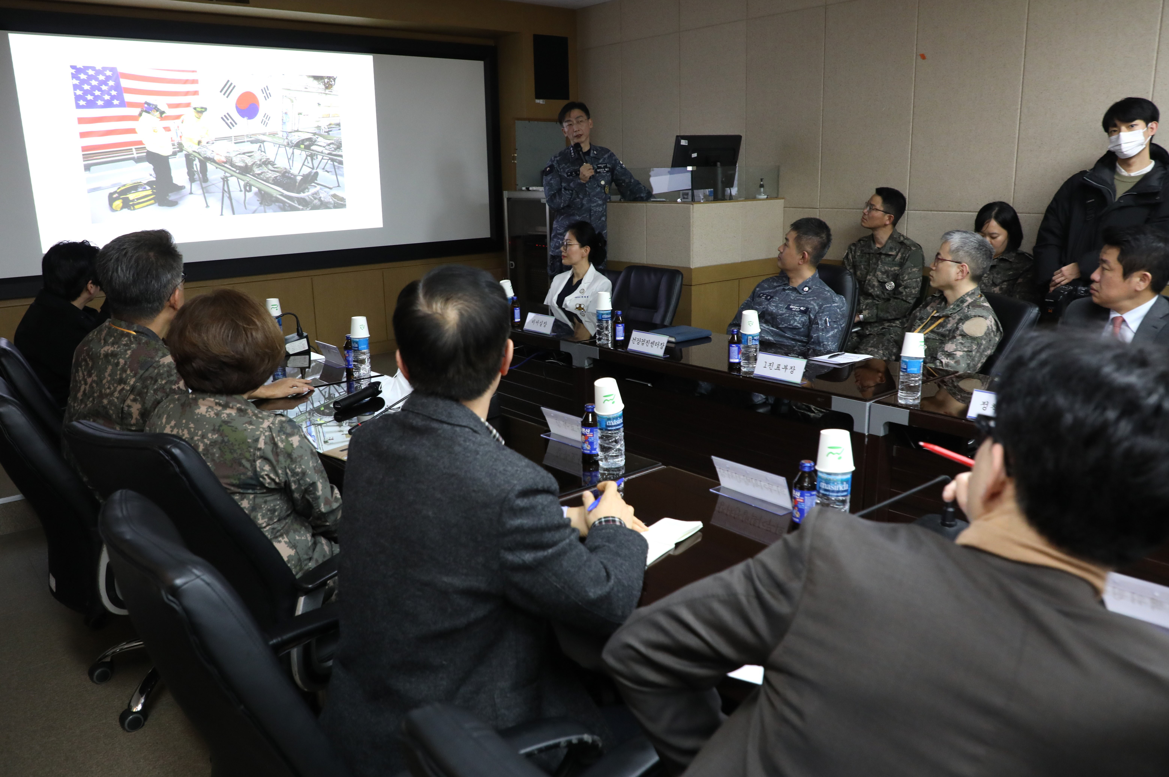 한동훈 국민의힘 비상대책위원장이 15일 대전시 유성구 국군대전병원을 방문해 이국종 국군대전병원장의 병원 현황에 대해 듣고 있다. 2024.2.15 국회사진기자단