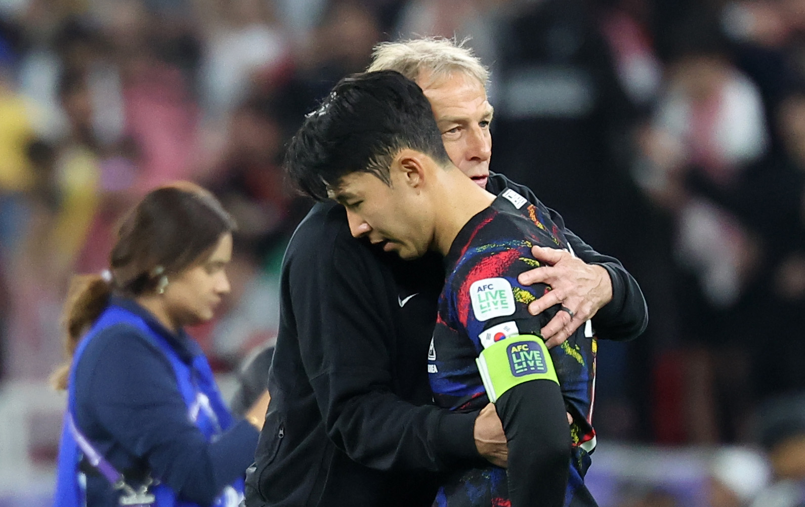 위르겐 클린스만 한국 남자축구 국가대표팀 감독이 6일 카타르 알라이얀 아흐메드 빈 알리 스타디움에서 열린 2023 아시아축구연맹(AFC) 아시안컵 요르단과의 준결승에서 0-2로 패하고 손흥민을 위로하고 있다. 알라이얀 뉴스1
