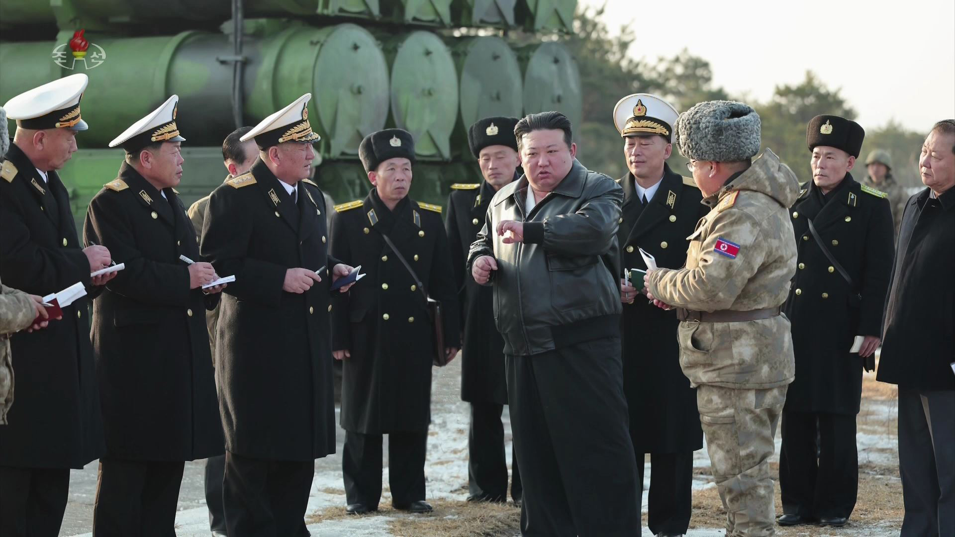 김정은 북한 국무위원장은 지난 14일 오전, 해군에 장비하게 되는 신형 지상대해상 미사일 ‘바다수리-6형’ 검수 사격 시험을 지도했다고 조선중앙TV가 15일 보도했다. 김 위원장은 연평도와 백령도 북쪽 국경선수역에서의 군사적 대비태세 강화에 대한 중요지시를 내렸다고 TV는 전했다. [조선중앙TV 화면] 2024.2.15 연합뉴스