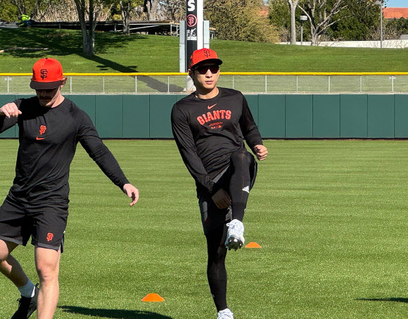 샌프란시스코 자이언츠 이정후가 14일(현지시간) 미국 애리조나주 스코츠데일 스타디움에서 시작한 구단의 스프링캠프에 합류, 훈련하고 있다. 2024.2.15  연합뉴스