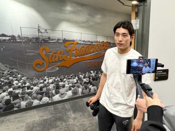 샌프란시스코 자이언츠 이정후가 14일(현지시간) 미국 애리조나주 스코츠데일 스타디움에서 시작한 구단의 스프링캠프에 합류하며 취재진의 질문에 답하고 있다. 2024.2.15  연합뉴스