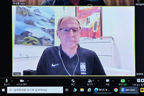 위르겐 클린스만 축구대표팀 감독이 15일 오전 서울 종로구 대한축구협회에서 2023 AFC 카타르 아시안컵 성과를 평가하기 위해 열린 2024년도 제1차 국가대표전력강화위원회에 화상으로 참여하고 있다. 2024.2.15. 공동취재