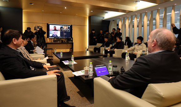 위르겐 클린스만 축구대표팀 감독이 15일 오전 서울 종로구 대한축구협회에서 2023 AFC 카타르 아시안컵 성과를 평가하기 위해 열린 2024년도 제1차 국가대표전력강화위원회에 화상으로 참여하고 있다. 2024.2.15. 공동취재