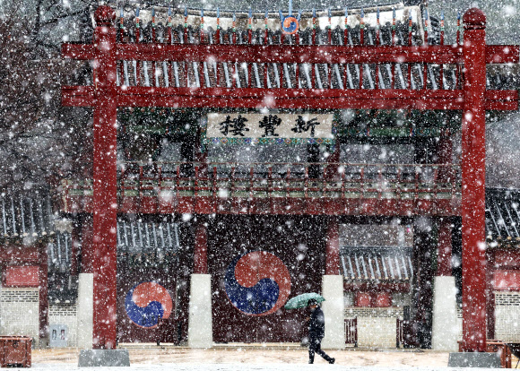 15일 오후 경기도 수원시 팔달구 화성행궁에 눈이 내리고 있다. 2024.2.15 연합뉴스