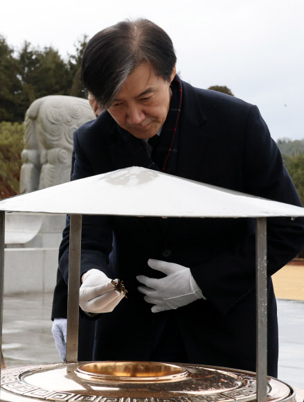 조국 전 법무부 장관이 15일 오후 국립대전현충원을 찾아 분향하고 있다. 2024.2.15  연합뉴스