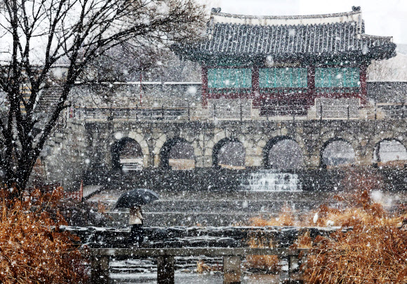 15일 오후 경기도 수원시 팔달구 세계문화유산 화성(華城) 화홍문에 눈이 내리고 있다. 2024.2.15 연합뉴스