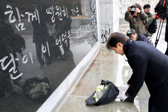 조국 전 법무부 장관이 15일 오후 국립대전현충원을 찾아 헌화하고 있다. 2024.2.15  연합뉴스