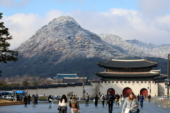 눈이 내린 후 맑아진 15일 오후 서울 종로구 경복궁 너머로 보이는 북악산의 설경이 장관이다. 2024.2.15 연합뉴스
