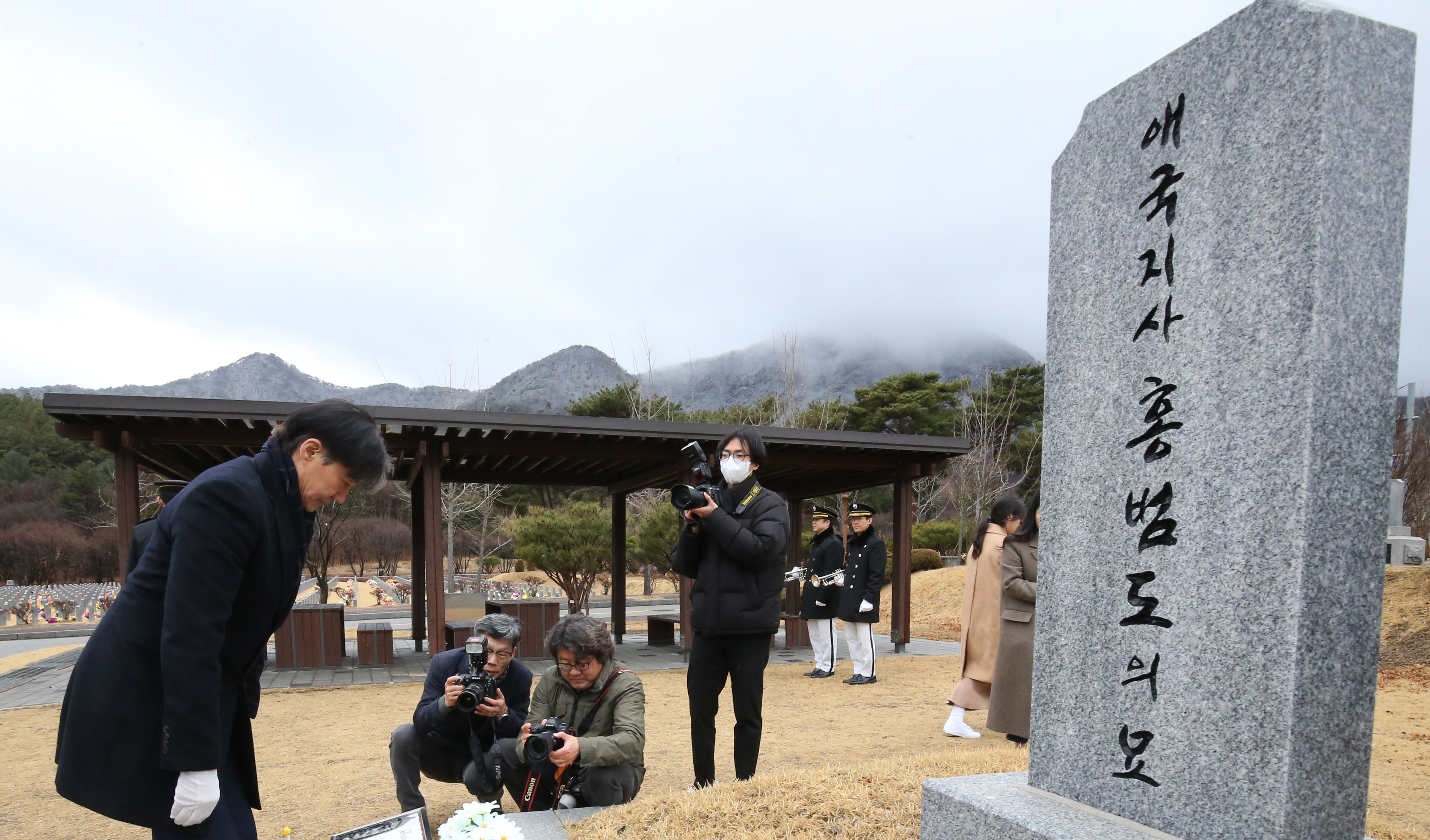 조국 전 법무부 장관이 15일 오후 대전 유성구 국립대전현충원을 찾아 홍범도 장군 묘역에 참배하고 있다. 이날 조 전 장관은 ‘조국신당’ 창당준비위원회 출범식을 갖고 신당 창당의 첫발을 내딛었다. 2024.2.15 뉴스1