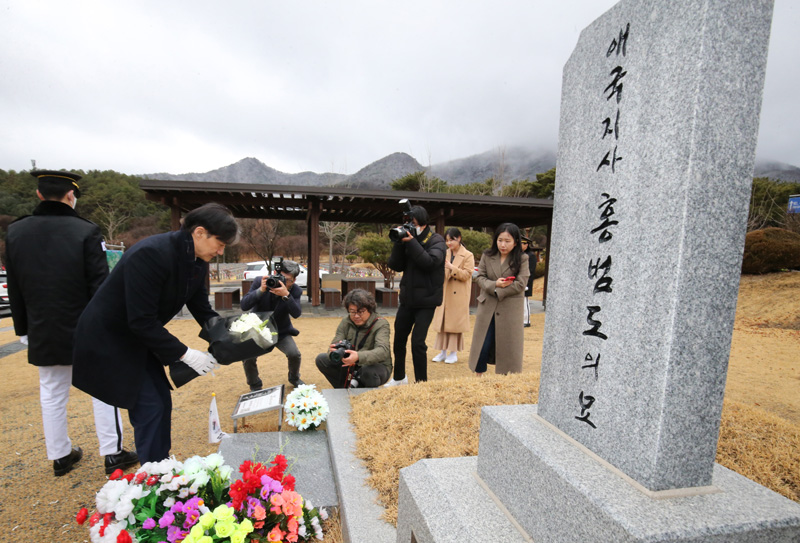 조국 전 법무부 장관이 15일 오후 대전 유성구 국립대전현충원에서 참배를 마치고 홍범도 장군 묘역에 헌화하고 있다. 이날 조 전 장관은 ‘조국신당’ 창당준비위원회 출범식을 갖고 신당 창당의 첫발을 내딛었다. 2024.2.15 뉴스1