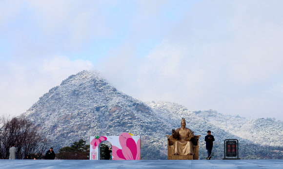 15일 오후 눈이 그친 서울 광화문광장 뒤로 인왕산이 눈에 덮여 있다. 2024.2.15 연합뉴스