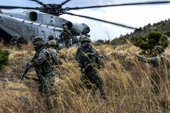 한미 해병대 KMEP 연합 훈련의 하나로 15일 경북 포항시 북구 일대에서 진행된 한미 연합 공중돌격 훈련에서 미 CH-53E 헬기를 활용해 가상의 적 지역에 침투한 한미 해병대 장병들이 돌진하고 있다. 2024.2.15  해병대 제공