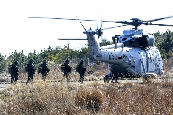 한미 해병대 KMEP 연합 훈련의 하나로 15일 경북 포항시 북구 일대에서 진행된 한미 연합 공중돌격 훈련에서 해병대 장병들이 공정돌격을 하기 위해 마린온 헬기(MUH-1)에 타고 있다. 2024.2.15  해병대 제공
